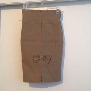 Back bow pencil skirt
